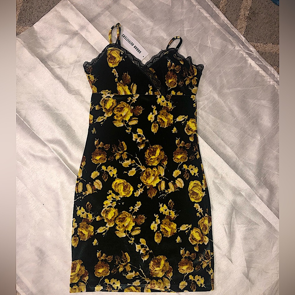 NWT SIZE xs  Urban Outfitters velour flower dress .